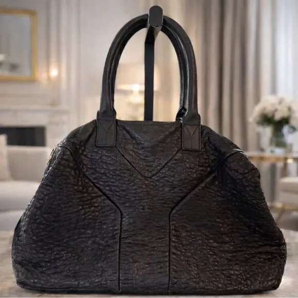 Yves Saint Laurent Black Leather Easy Bag. Lambskin leather. 9.5 out of 10. - Picture 1 of 16